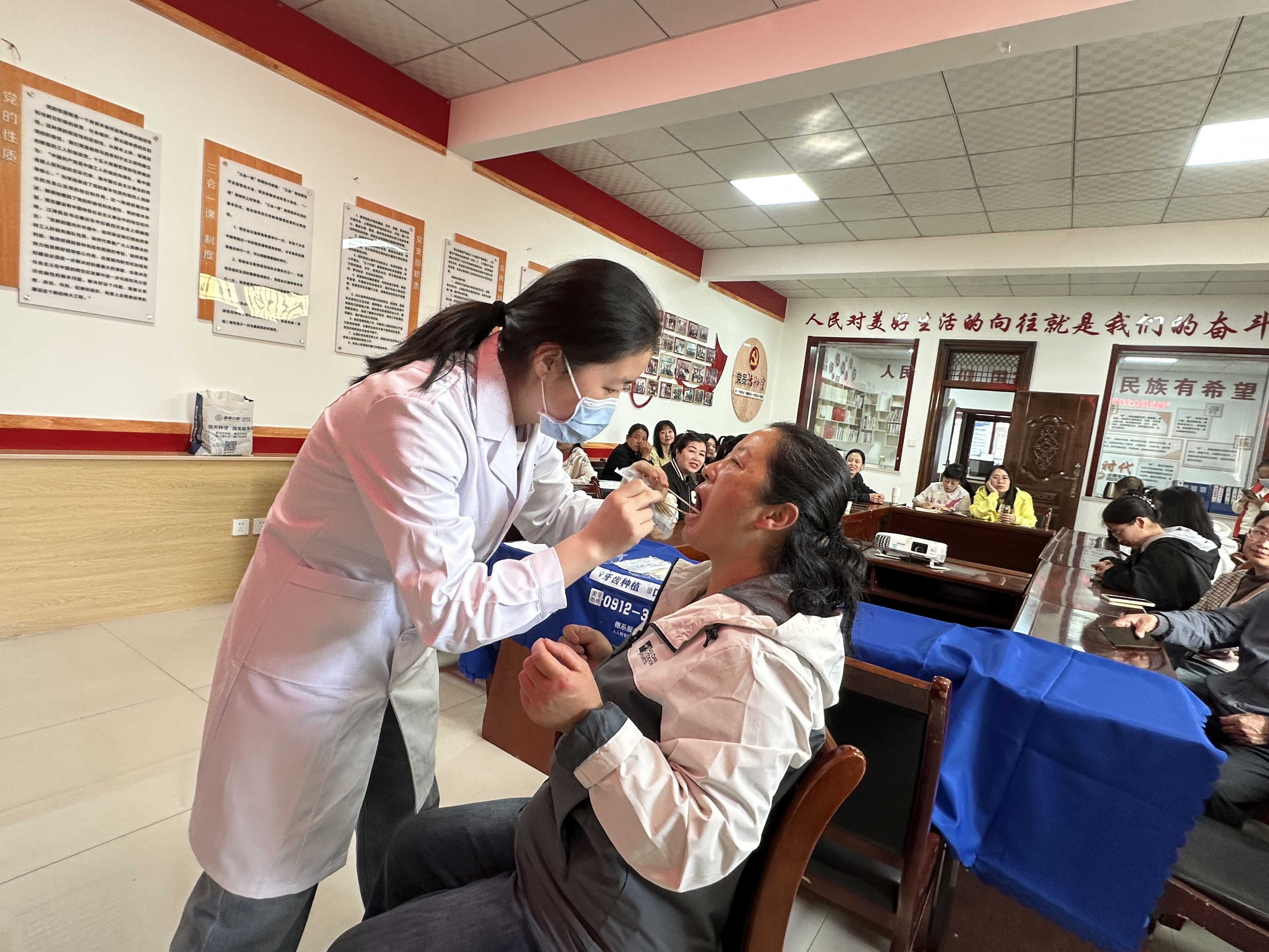 诺贝尔一诺口腔集团携手公益组织走进社区 为老人儿童免费检查口腔